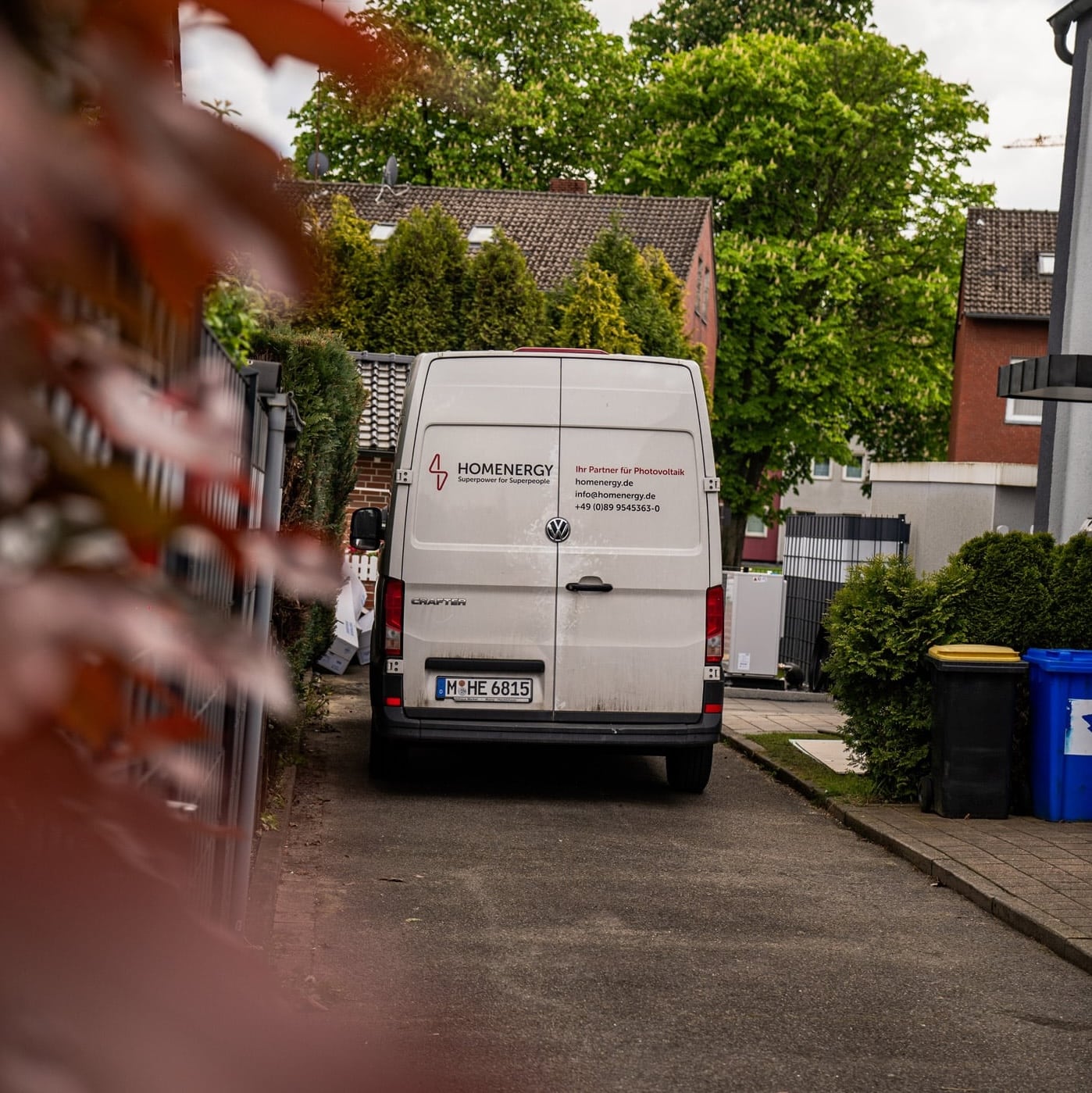 Homenergy Service und Monteure für PV-Anlage und Wärmepumpe parken Wagen beim Kunden und helfen bei Förderung und Aufbau.