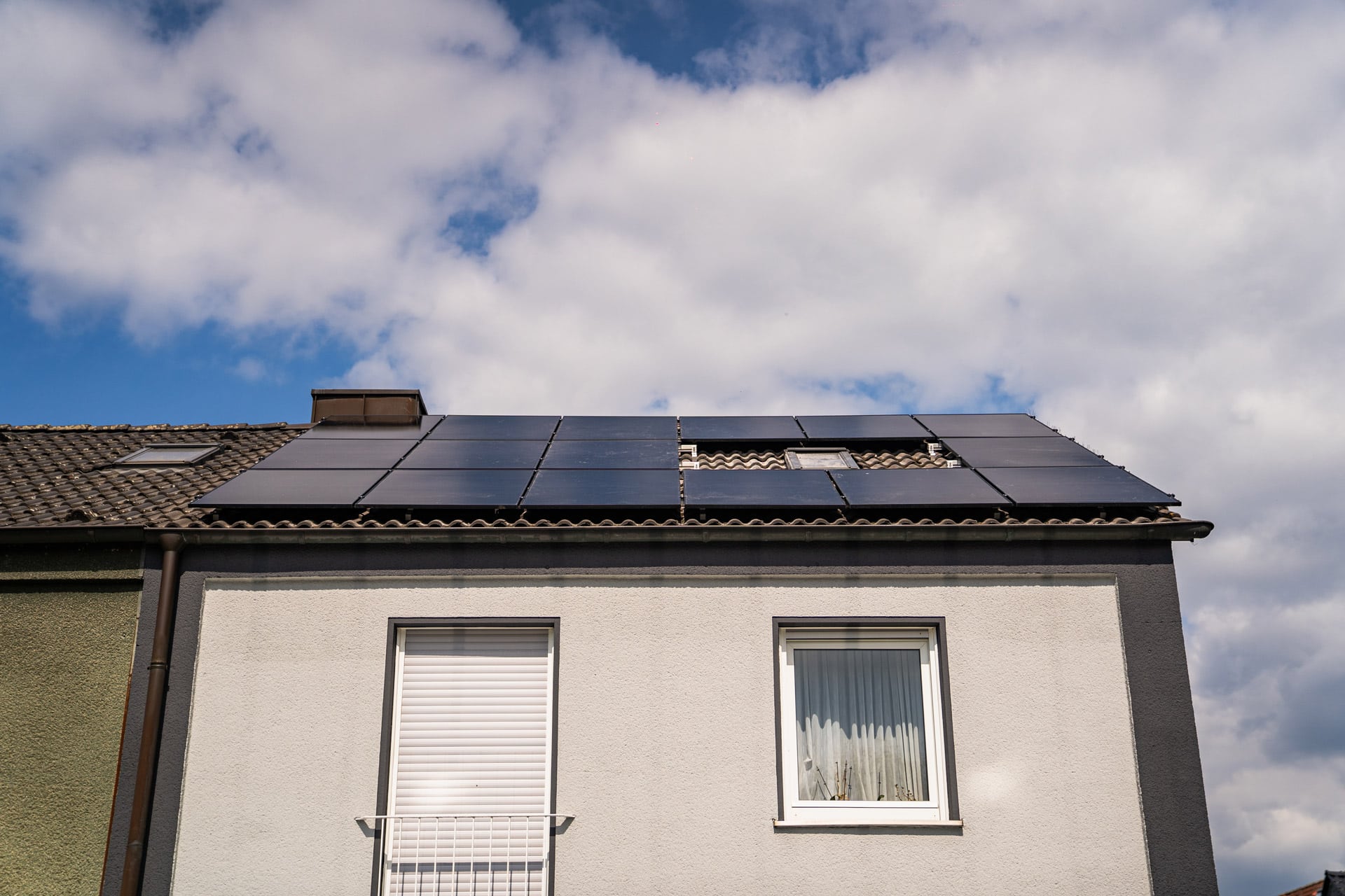 Solarpanels einer PV-Komplettanlage von Homenergy fertig montiert auf Hausdach.